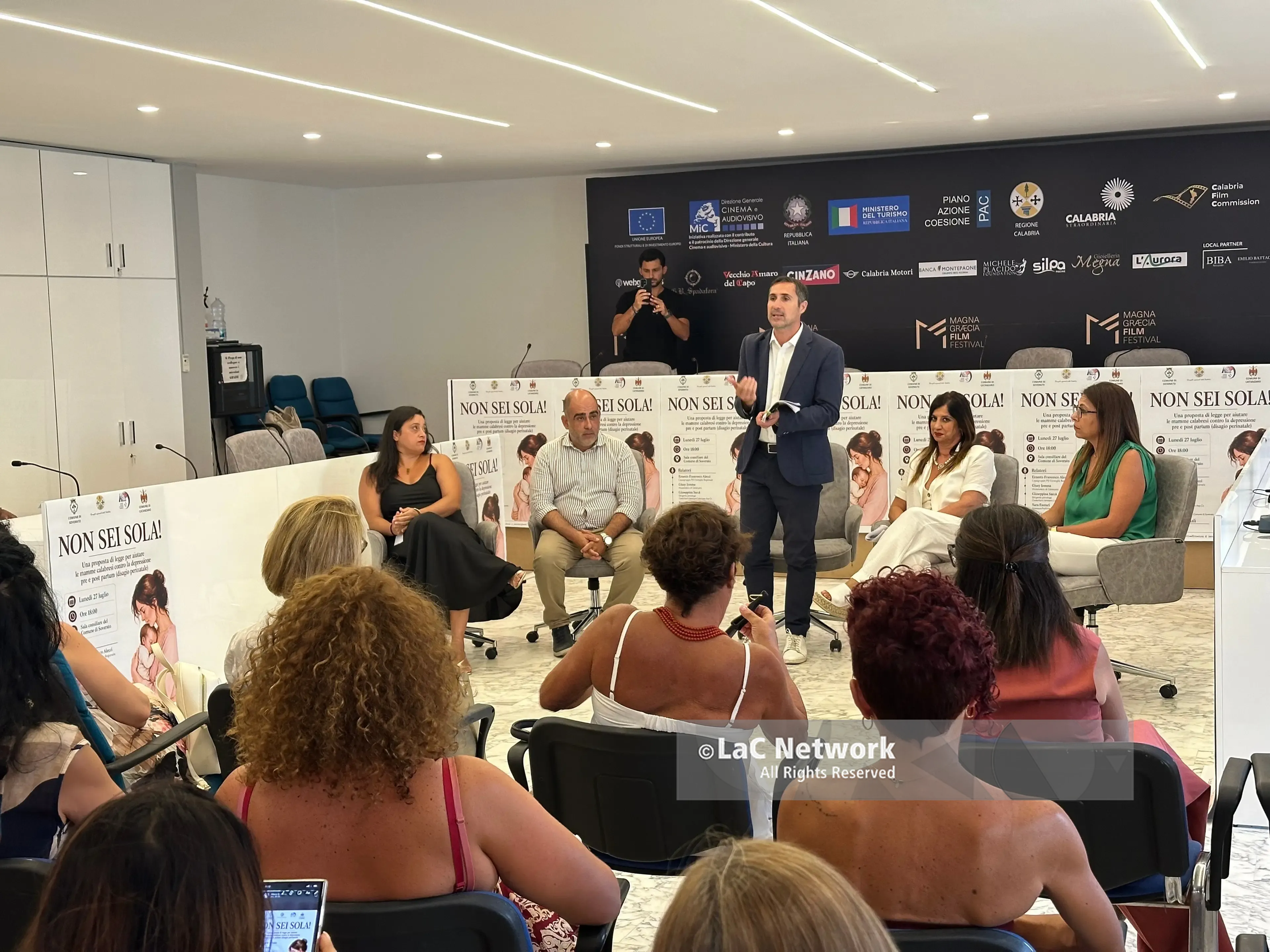 “Non sei sola”: a Soverato la presentazione della proposta di legge regionale per aiutare le mamme contro il disagio perinatale\n
