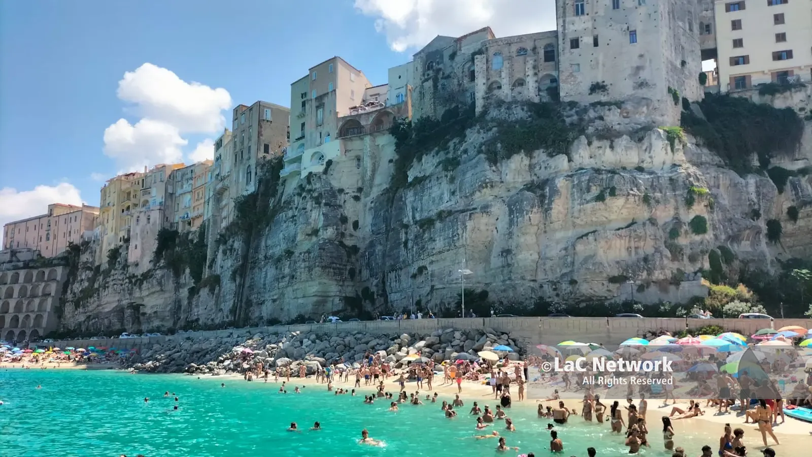 La spiaggia all\\'ombra della rupe di Tropea
