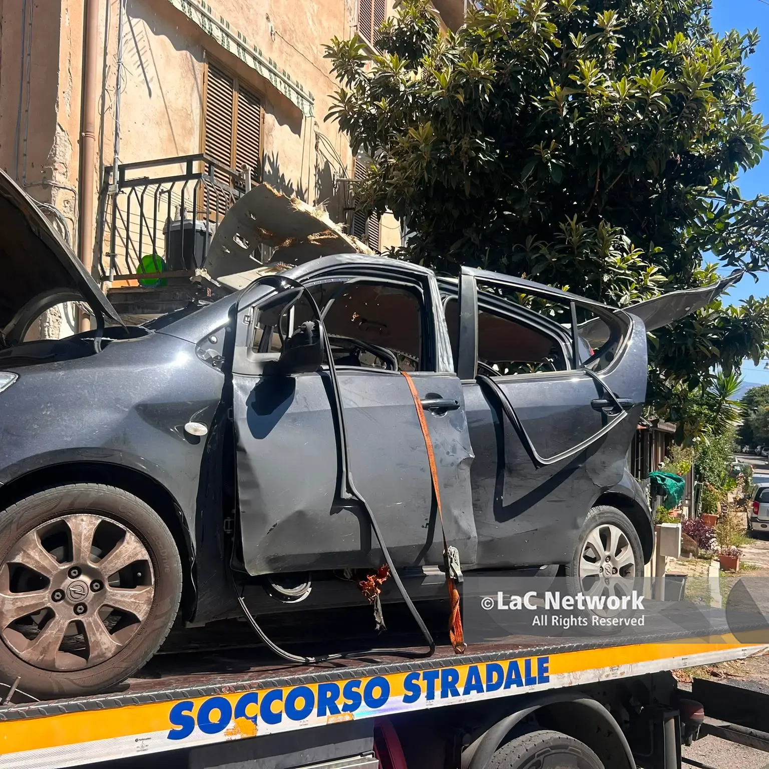 Cosenza, esplode un’auto in centro città. Indagine in corso, non si esclude pista passionale\n