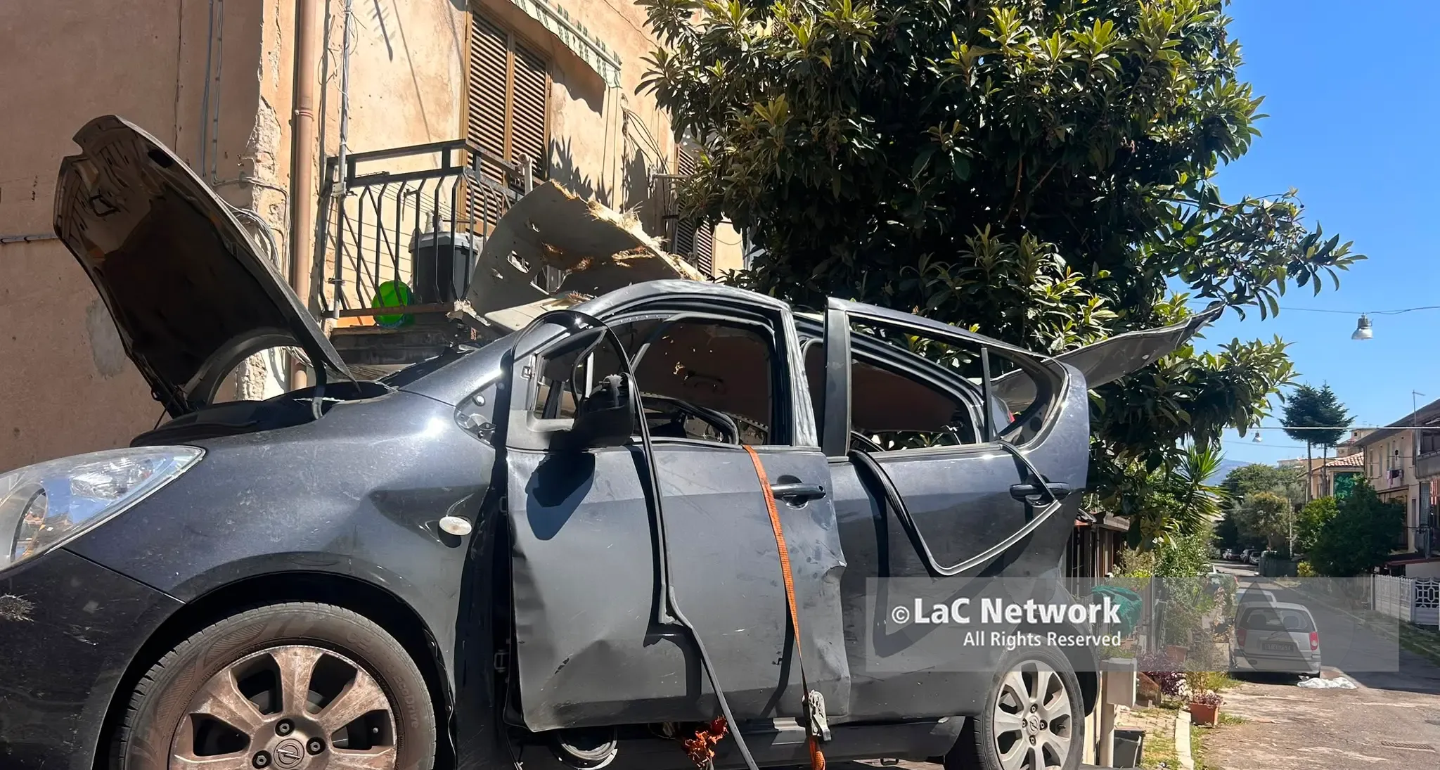 Cosenza, esplode un’auto in centro città. Indagine in corso, non si esclude pista passionale\n