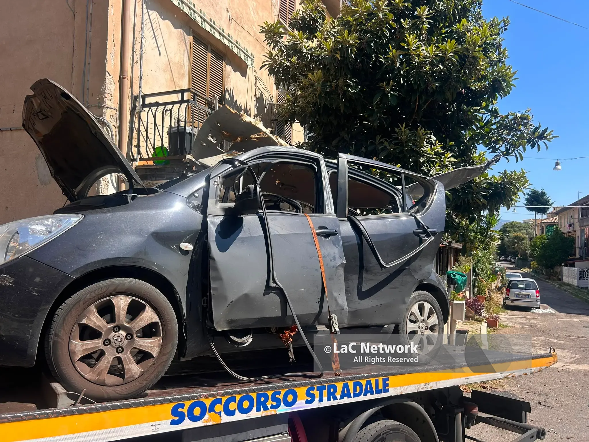 Cosenza, esplode un’auto in centro città. Indagine in corso, non si esclude pista passionale\n
