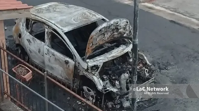 <p>I rottami dell'auto incendiata</p>\\n