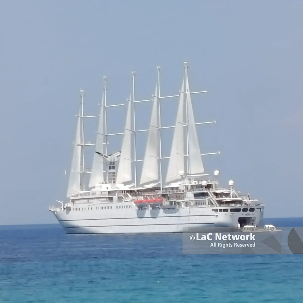 Il veliero da crociera più grande al mondo torna a incantare Vibo Marina: i passeggeri della Wind Surf alla scoperta del territorio\n