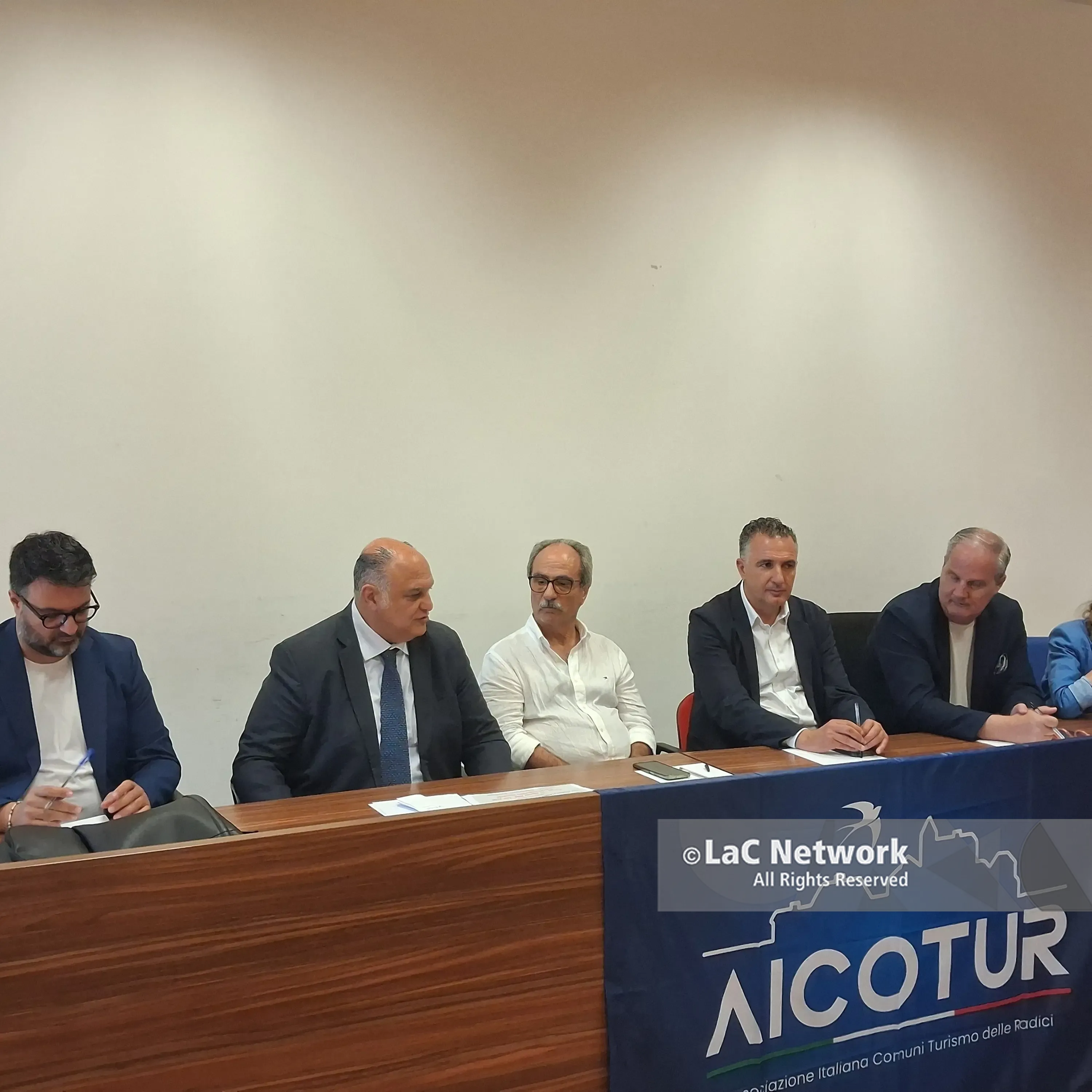 <p>La Calabria abbraccia i suoi figli nel mondo, l’assessore Calabrese: «Il turismo delle radici è un asset strategico»</p>