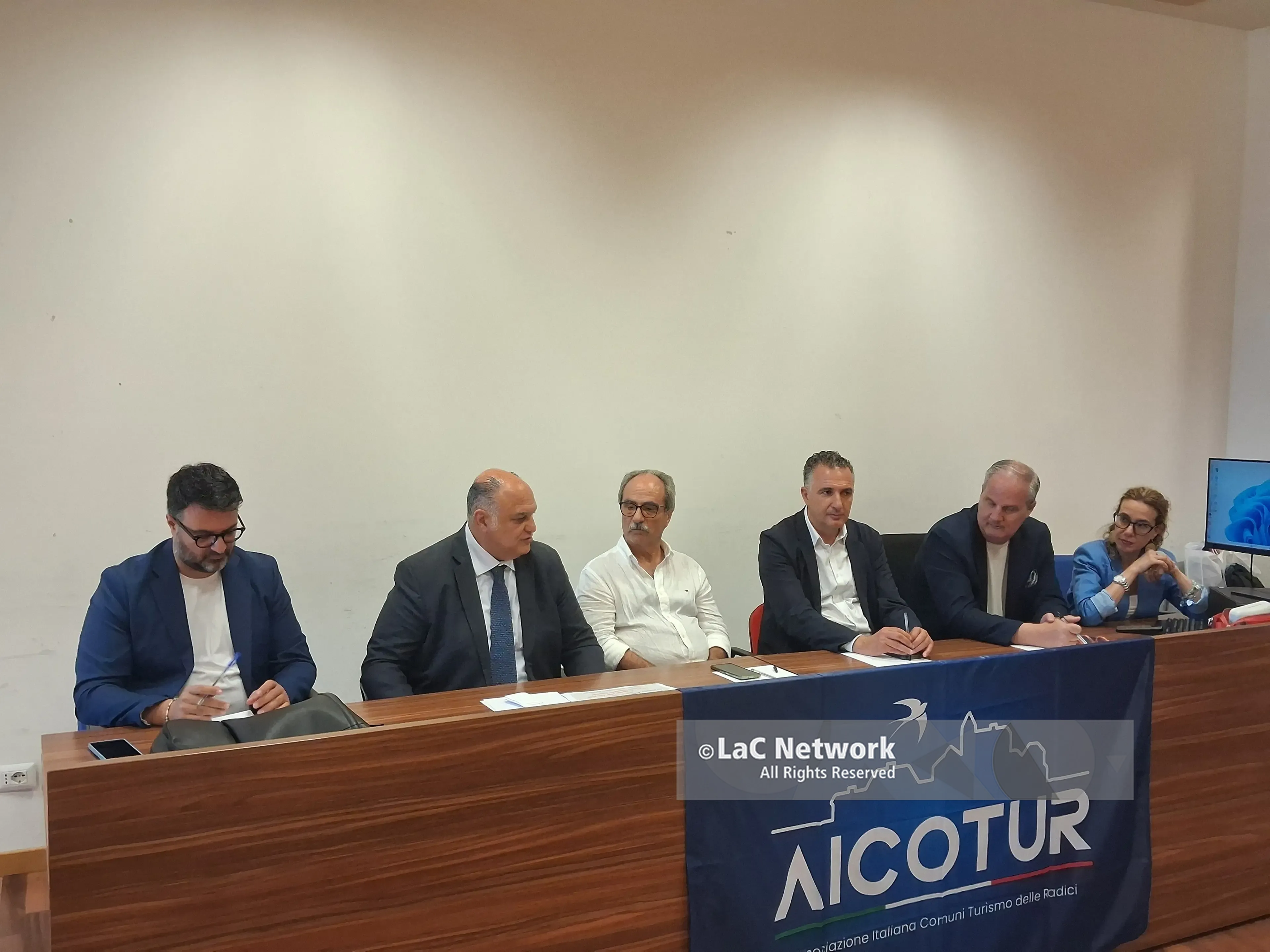 La Calabria abbraccia i suoi figli nel mondo, l’assessore Calabrese: «Il turismo delle radici è un asset strategico»\n