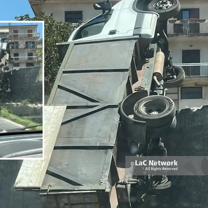 Cetraro, fa retromarcia e precipita su una strada trafficata: illeso il conducente di un camion\n