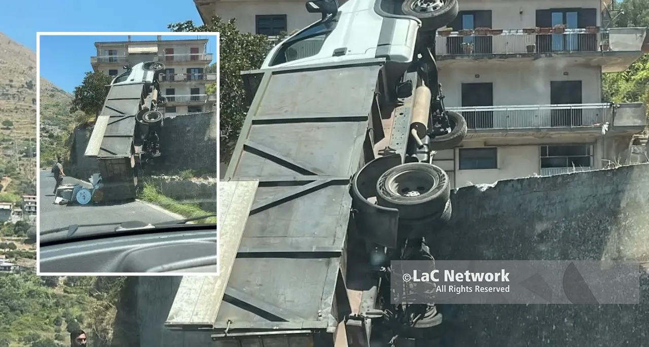 Cetraro, fa retromarcia e precipita nel vuoto: illeso il conducente di un camion