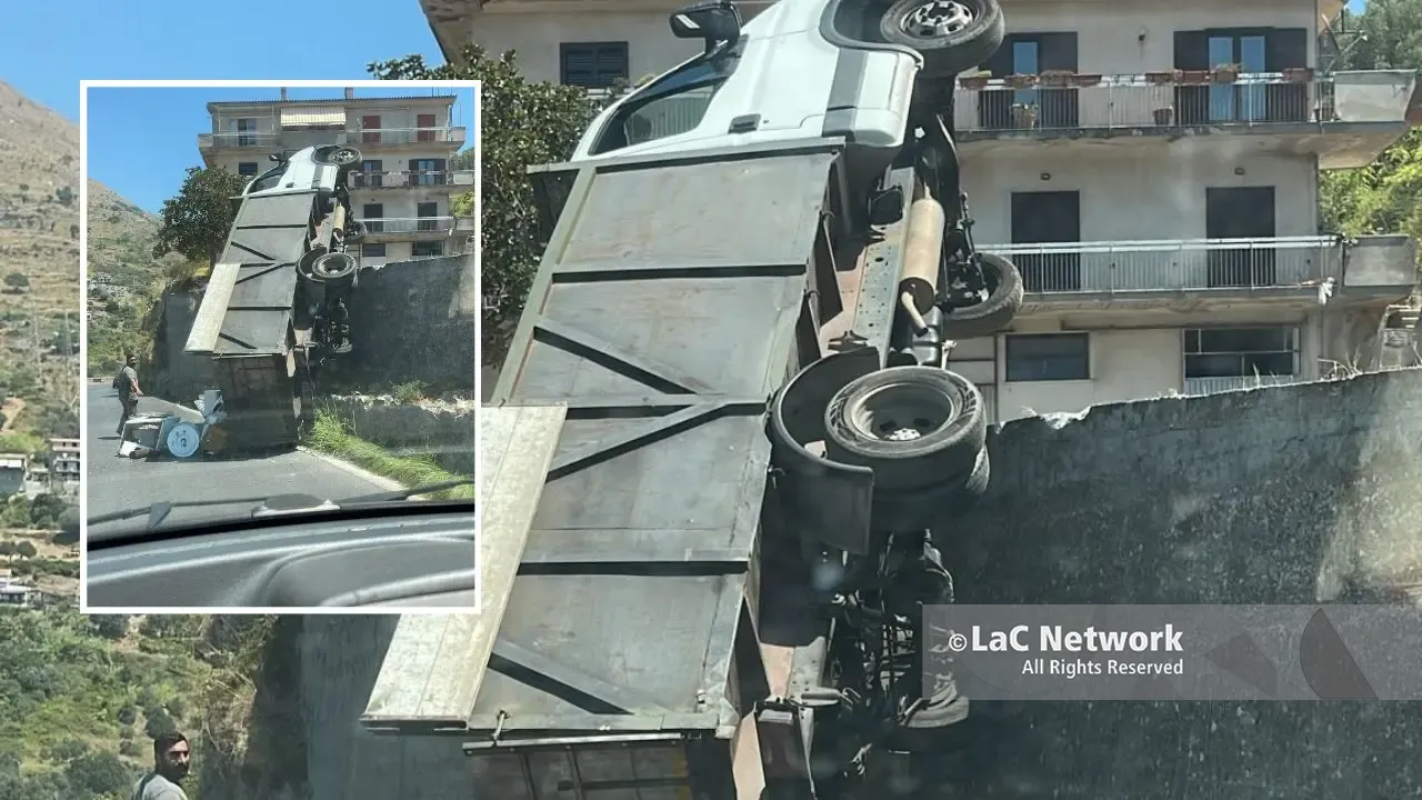 Cetraro, fa retromarcia e precipita nel vuoto: illeso il conducente di un camion