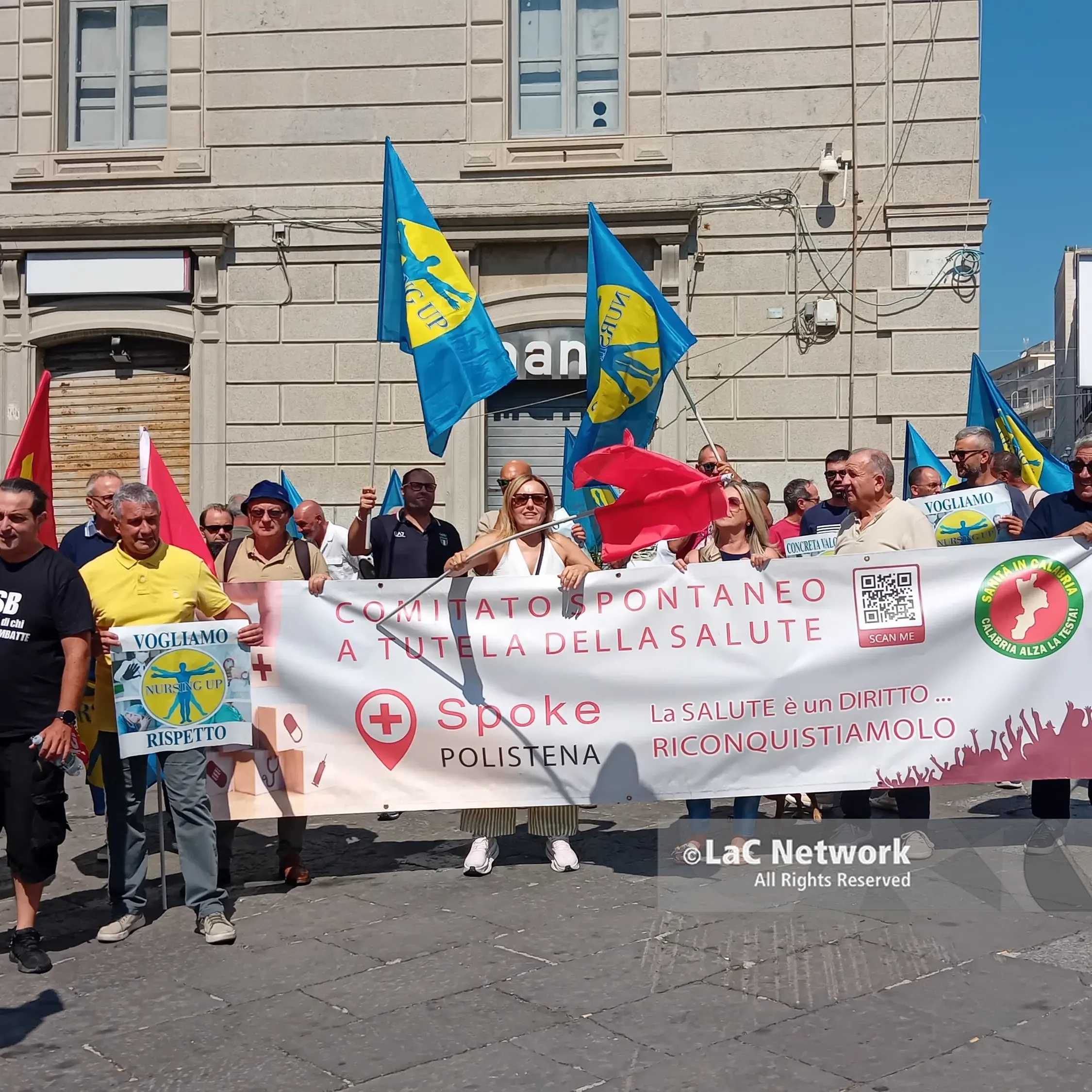<p>118 in piazza: «Tempi di intervento sempre più lunghi, rischiamo il linciaggio. Siamo allo stremo»</p>