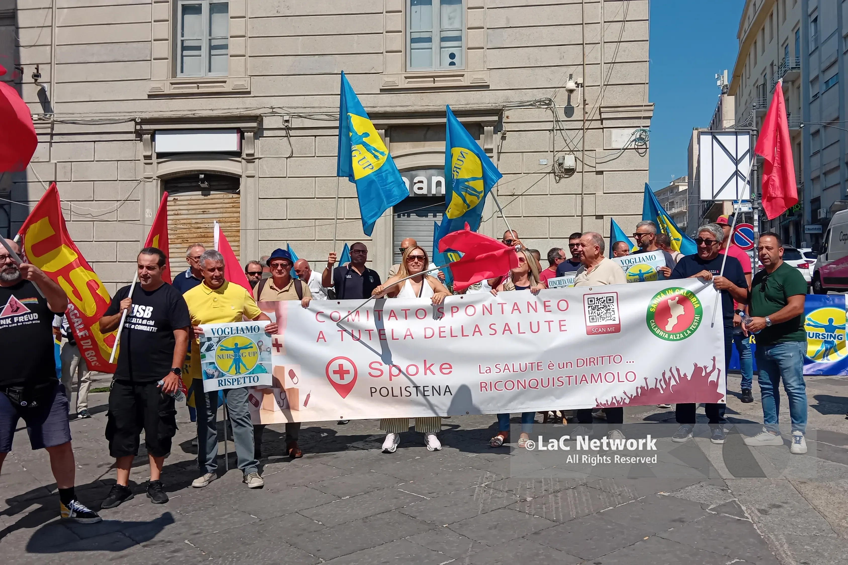 <p>118 in piazza: «Tempi di intervento sempre più lunghi, rischiamo il linciaggio. Siamo allo stremo»</p>