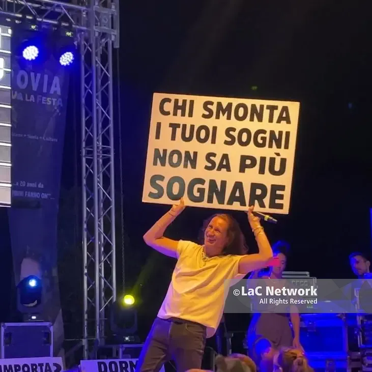 Povia conquista Palizzi, Piazza dei Martiri canta e si emoziona a vent'anni dalla vittoria di Sanremo\n