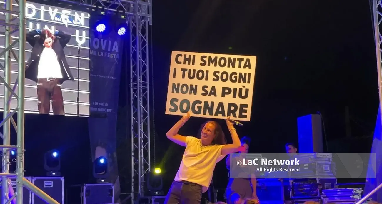 Povia conquista Palizzi, Piazza dei Martiri canta e si emoziona a vent'anni dalla vittoria di Sanremo\n