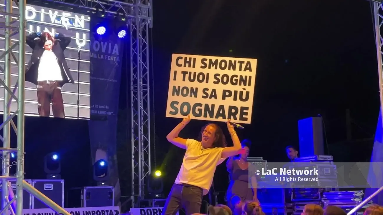 Povia conquista Palizzi, Piazza dei Martiri canta e si emoziona a vent'anni dalla vittoria di Sanremo\n