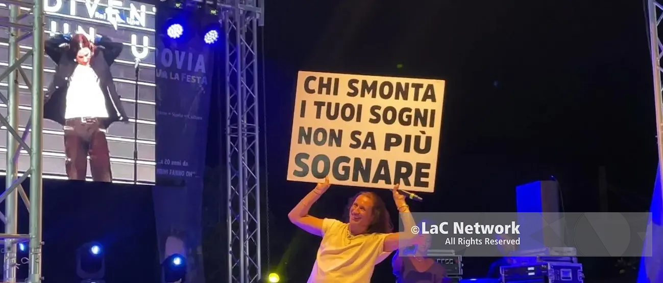 Povia conquista Palizzi, Piazza dei Martiri canta e si emoziona a vent'anni dalla vittoria di Sanremo\n