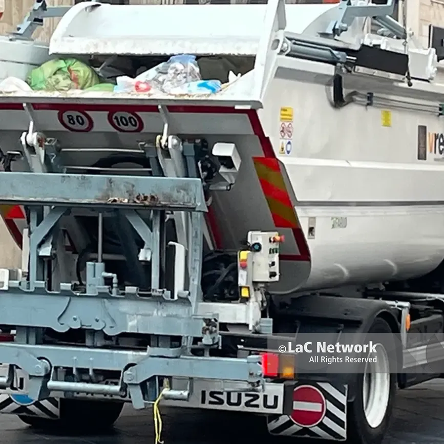 Cadavere di puledro abbandonato a Bocale, i residenti: «Lo hanno spostato ma la rimozione forse martedì»