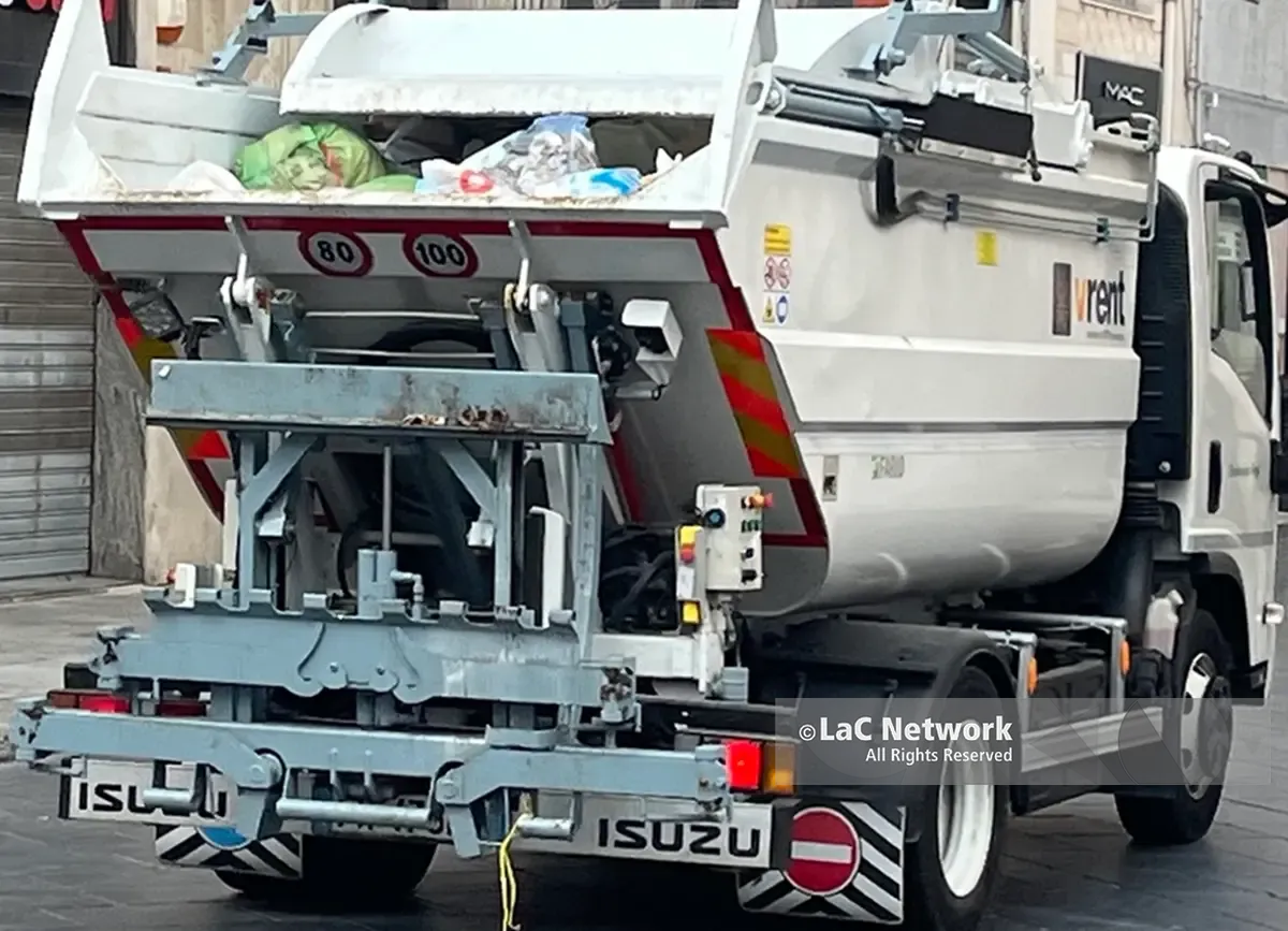 Cadavere di puledro abbandonato a Bocale, i residenti: «Lo hanno spostato ma la rimozione forse martedì»