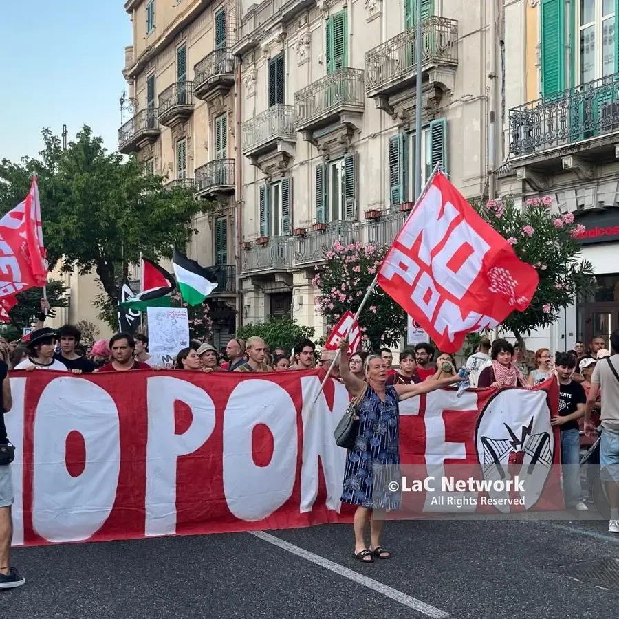 Corteo No Ponte in piazza: «Chiudere la società Stretto di Messina». E dalla Calabria accuse sui collegamenti\n