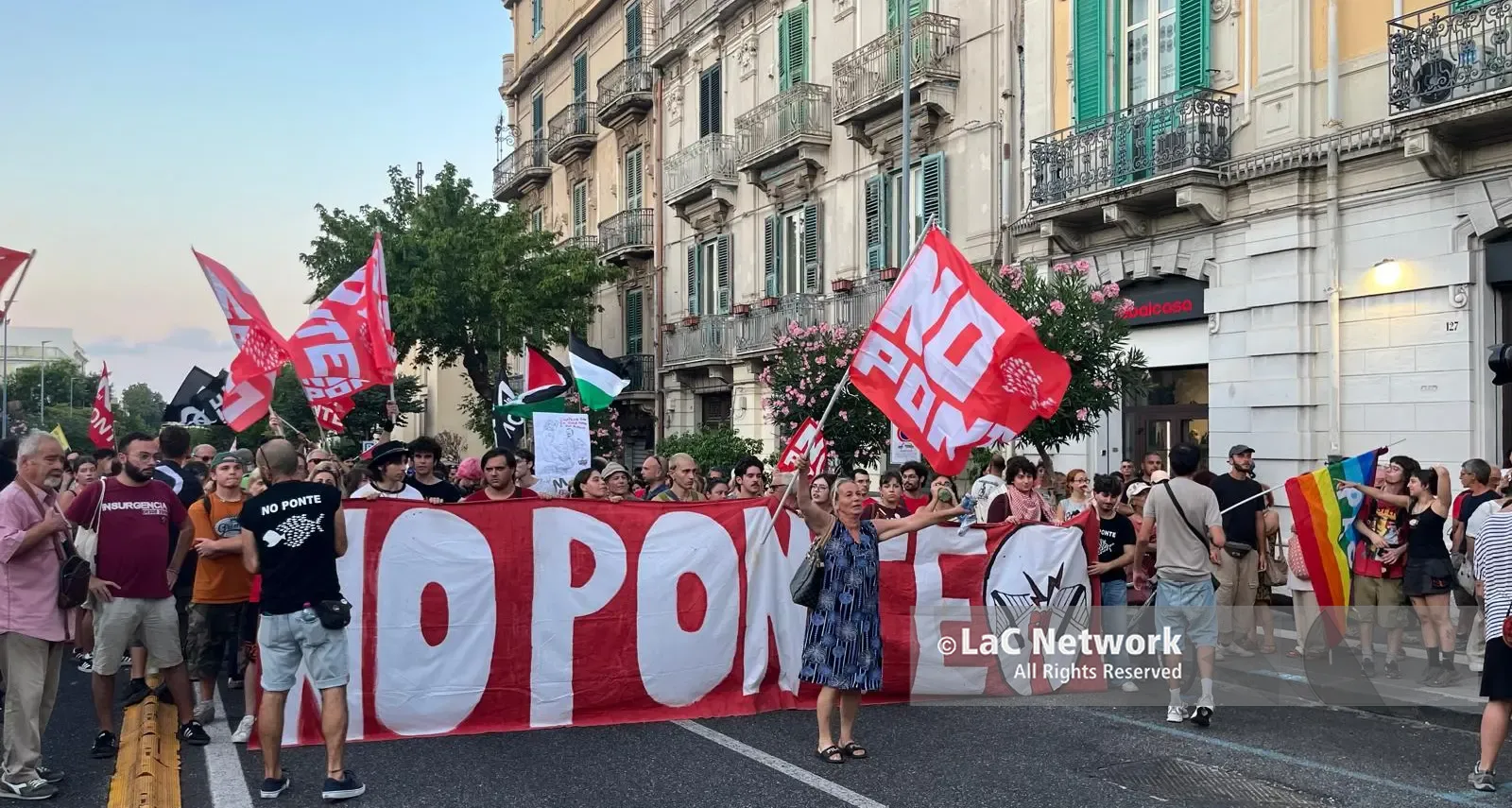Corteo No Ponte in piazza: «Chiudere la società Stretto di Messina». E dalla Calabria accuse sui collegamenti\n