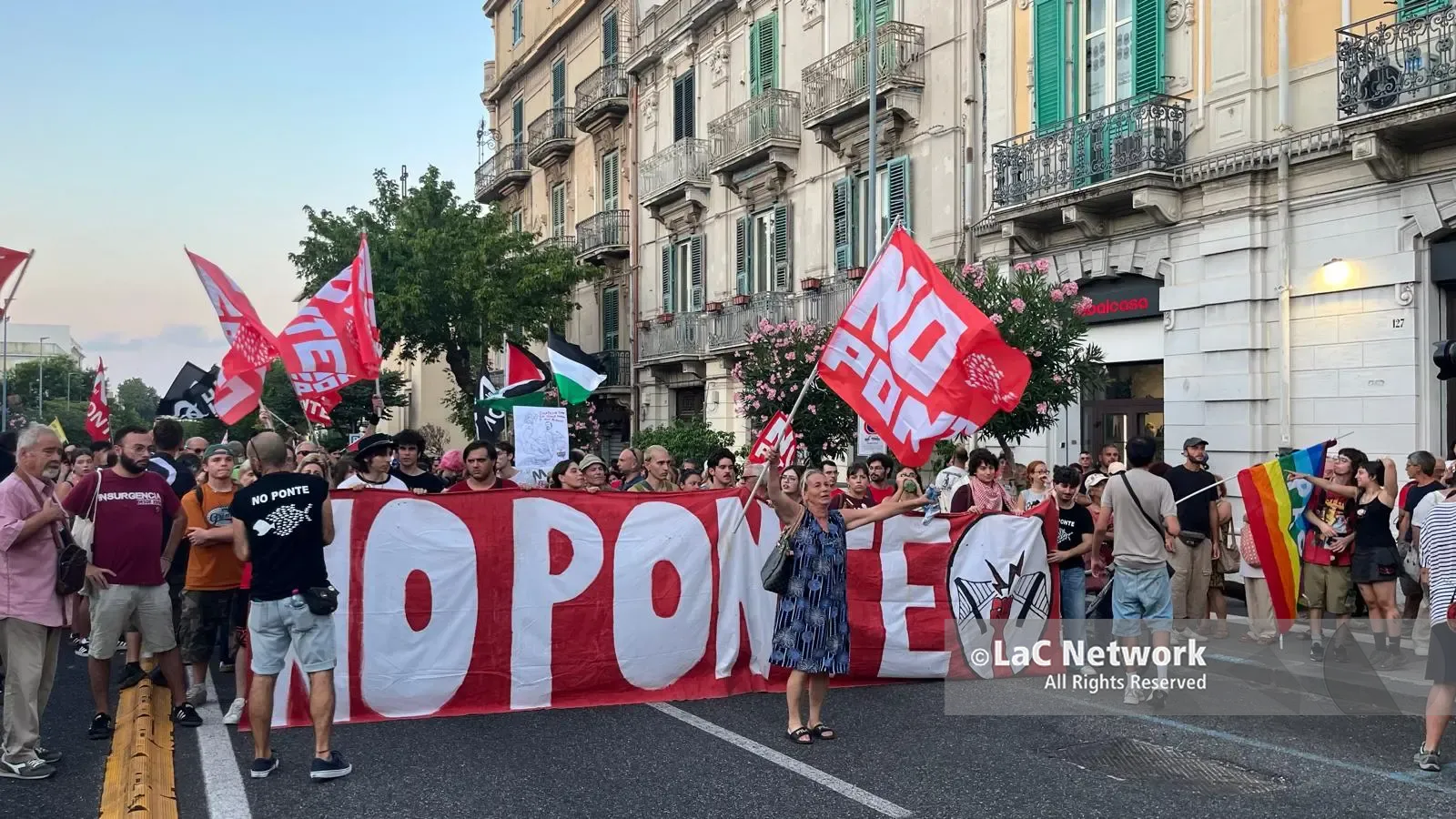 Corteo No Ponte in piazza: «Chiudere la società Stretto di Messina». E dalla Calabria accuse sui collegamenti\n