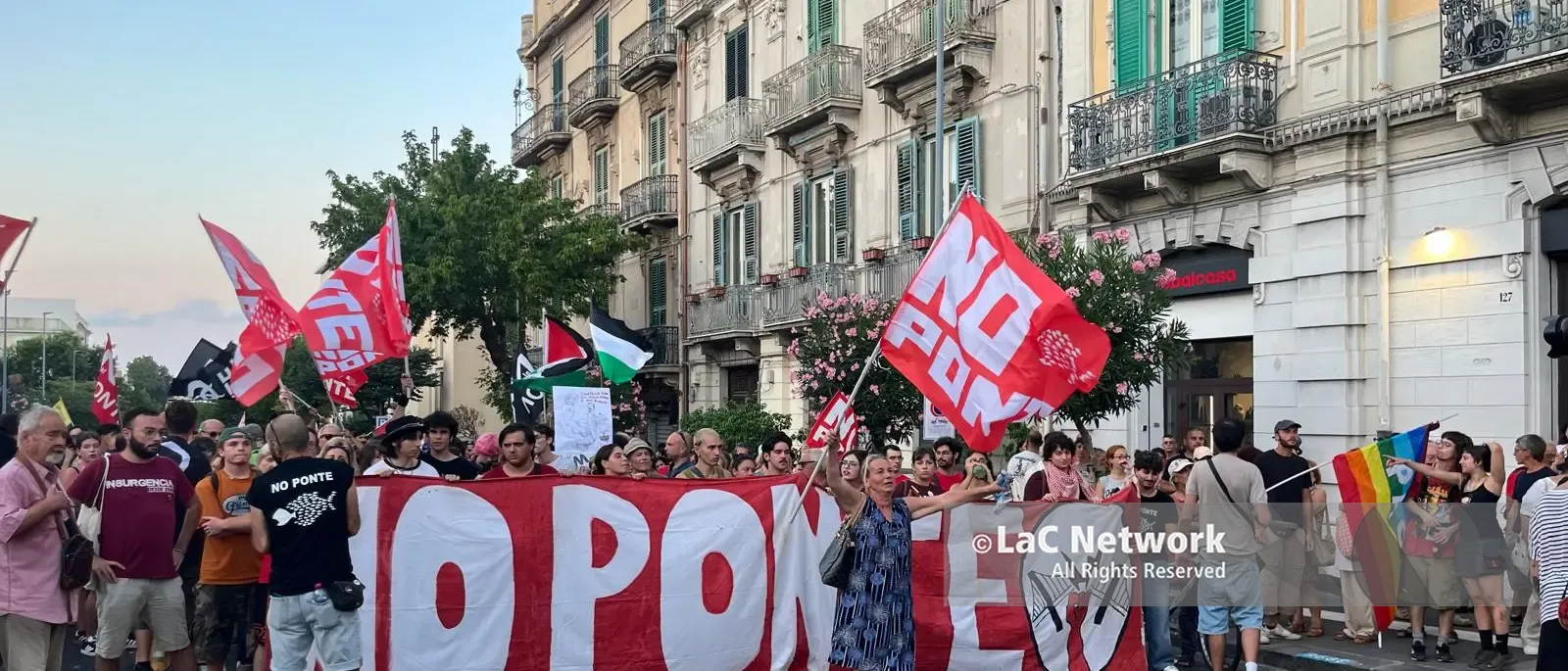Corteo No Ponte in piazza: «Chiudere la società Stretto di Messina». E dalla Calabria accuse sui collegamenti\n