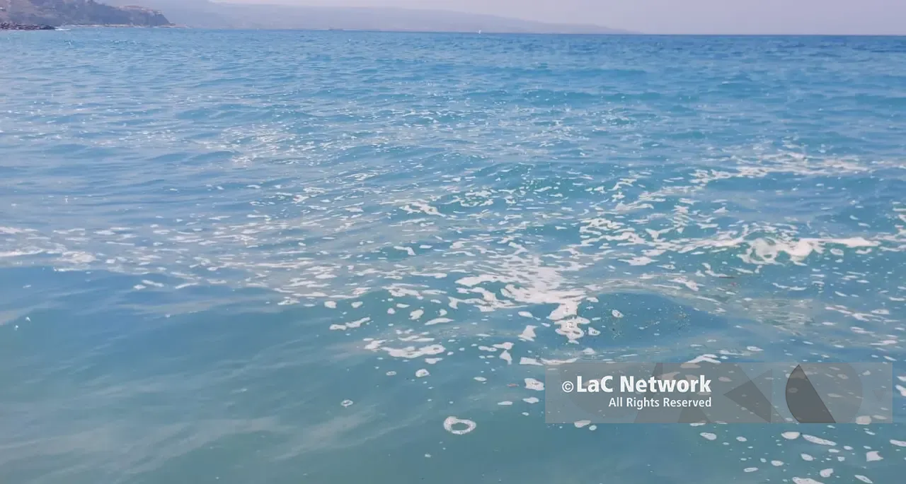 Pizzo, dal mare cristallino alla schiuma in meno di 24 ore. Paolillo: «I bilanci si fanno a fine stagione»\n