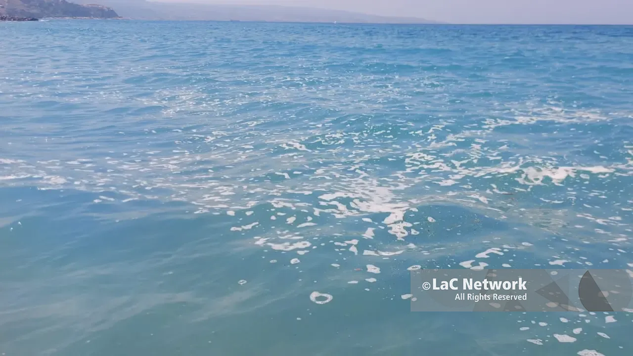 Pizzo, dal mare cristallino alla schiuma in meno di 24 ore. Paolillo: «I bilanci si fanno a fine stagione»\n