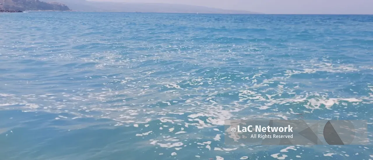 Pizzo, dal mare cristallino alla schiuma in meno di 24 ore. Paolillo: «I bilanci si fanno a fine stagione»\n