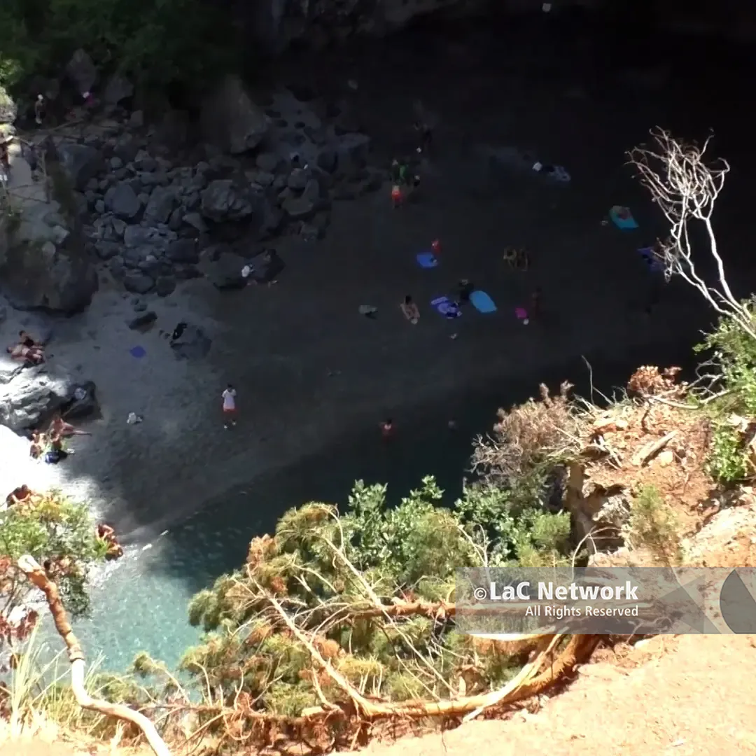 San Nicola Arcella, il video della caduta di un masso all’Arcomagno\u00A0divide\u00A0il web: tutto quello che c’è da sapere\n