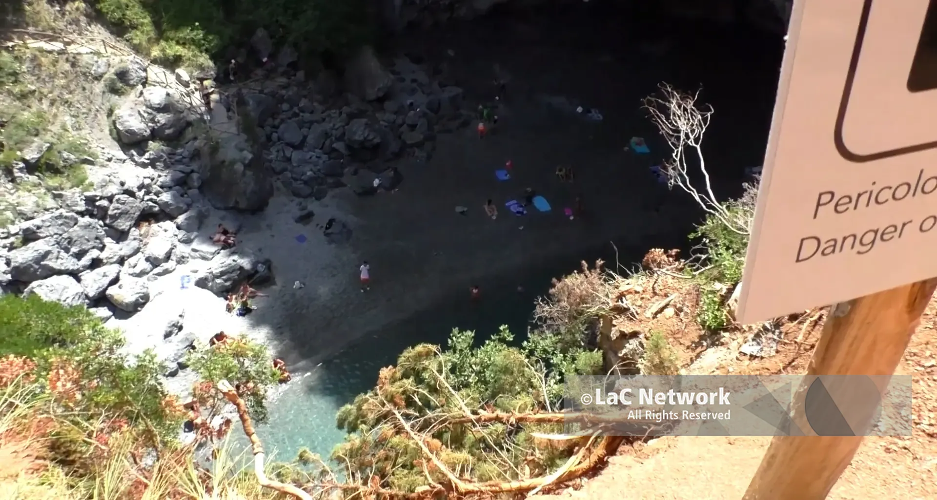 San Nicola Arcella, il video della caduta di un masso all’Arcomagno\u00A0divide\u00A0il web: tutto quello che c’è da sapere\n