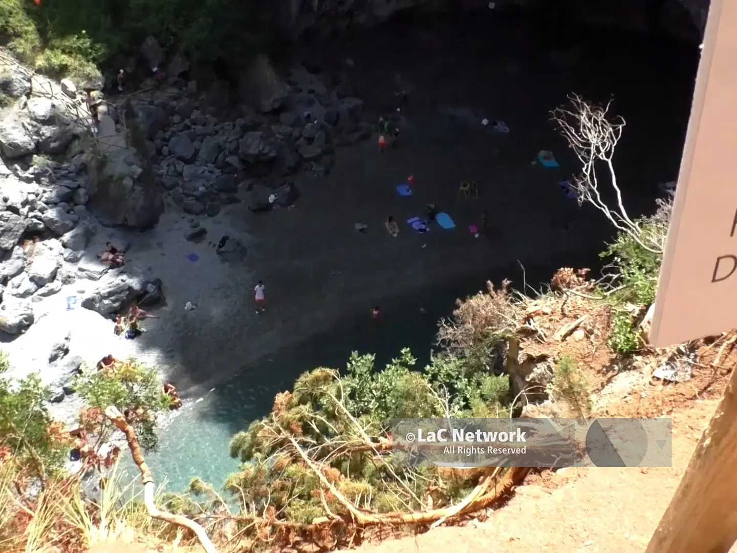 San Nicola Arcella, il video della caduta di un masso all’Arcomagno divide il web: tutto quello che c’è da sapere