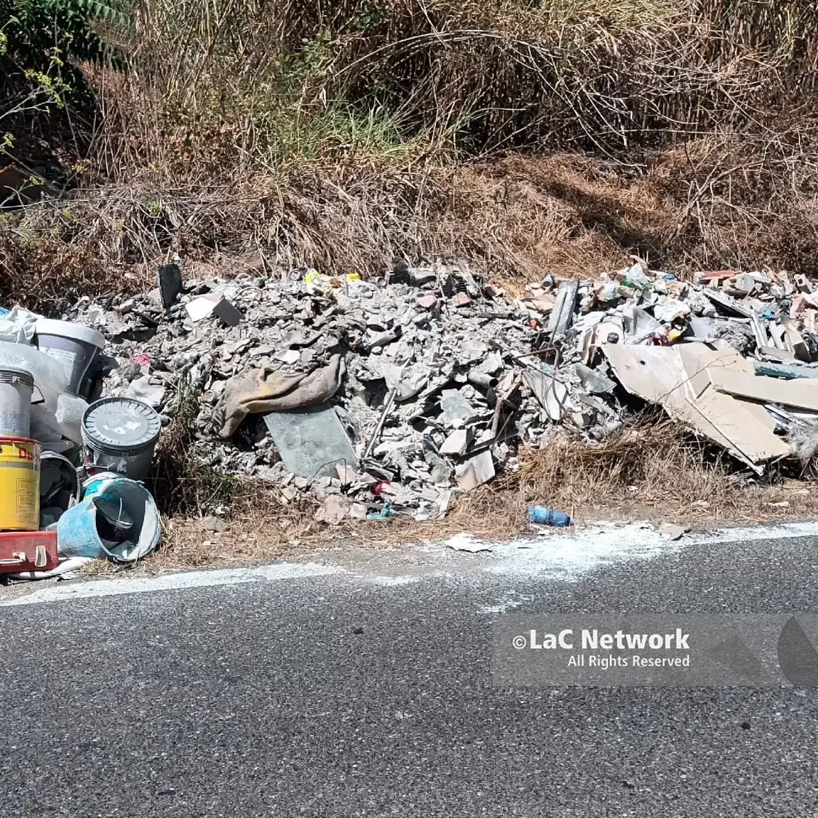 Nuovo scempio ambientale nel Vibonese: quintali di rifiuti speciali abbandonati a bordo strada\n