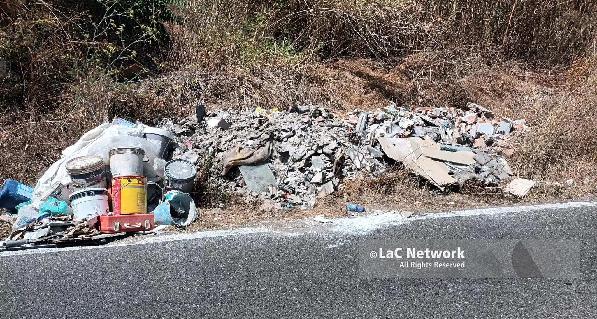 Nuovo scempio ambientale nel Vibonese: quintali di rifiuti speciali abbandonati a bordo strada\n