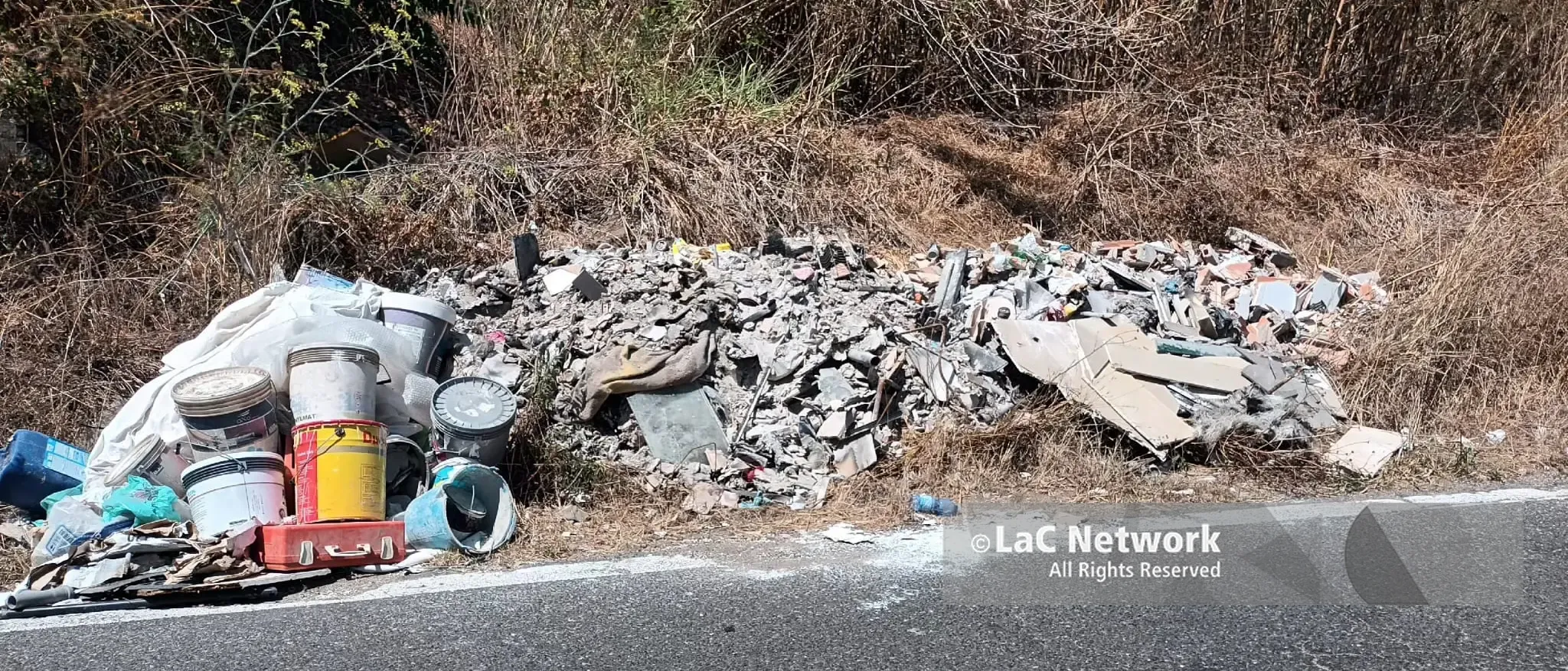 Nuovo scempio ambientale nel Vibonese: quintali di rifiuti speciali abbandonati a bordo strada\n