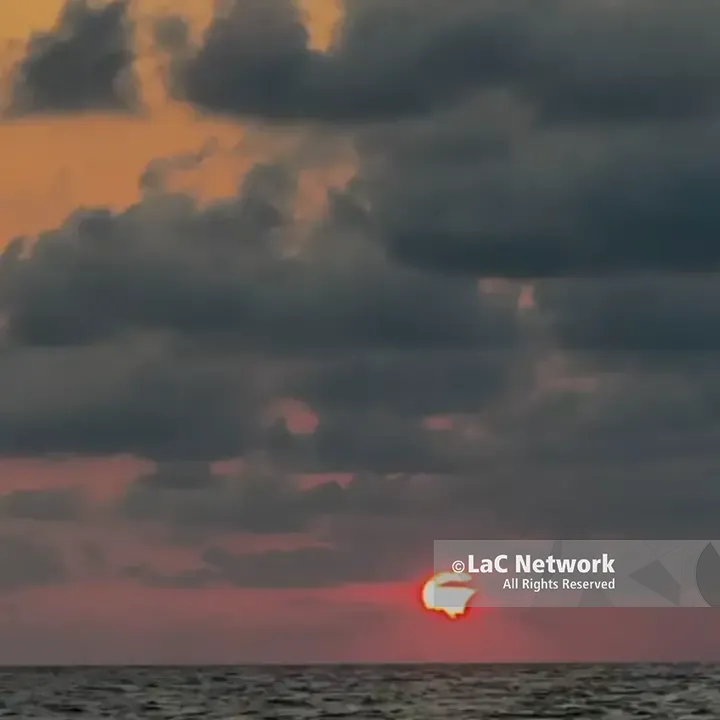 Pizzo, l’eclissi mentre il sole si tuffa nel mare vibonese: il suggestivo timelapse girato dalla spiaggia\n