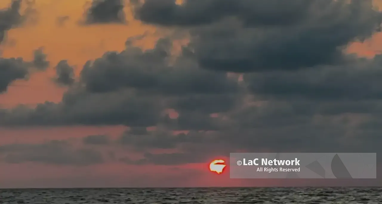 Pizzo, l’eclissi mentre il sole si tuffa nel mare vibonese: il suggestivo timelapse girato dalla spiaggia\n