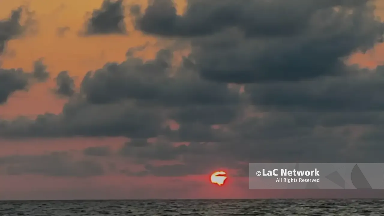 Pizzo, l’eclissi mentre il sole si tuffa nel mare vibonese: il suggestivo timelapse girato dalla spiaggia\n