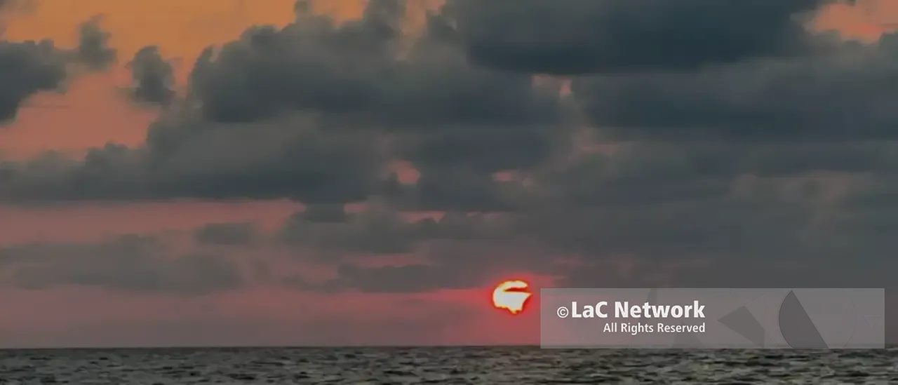 Pizzo, l’eclissi mentre il sole si tuffa nel mare vibonese: il suggestivo timelapse girato dalla spiaggia\n