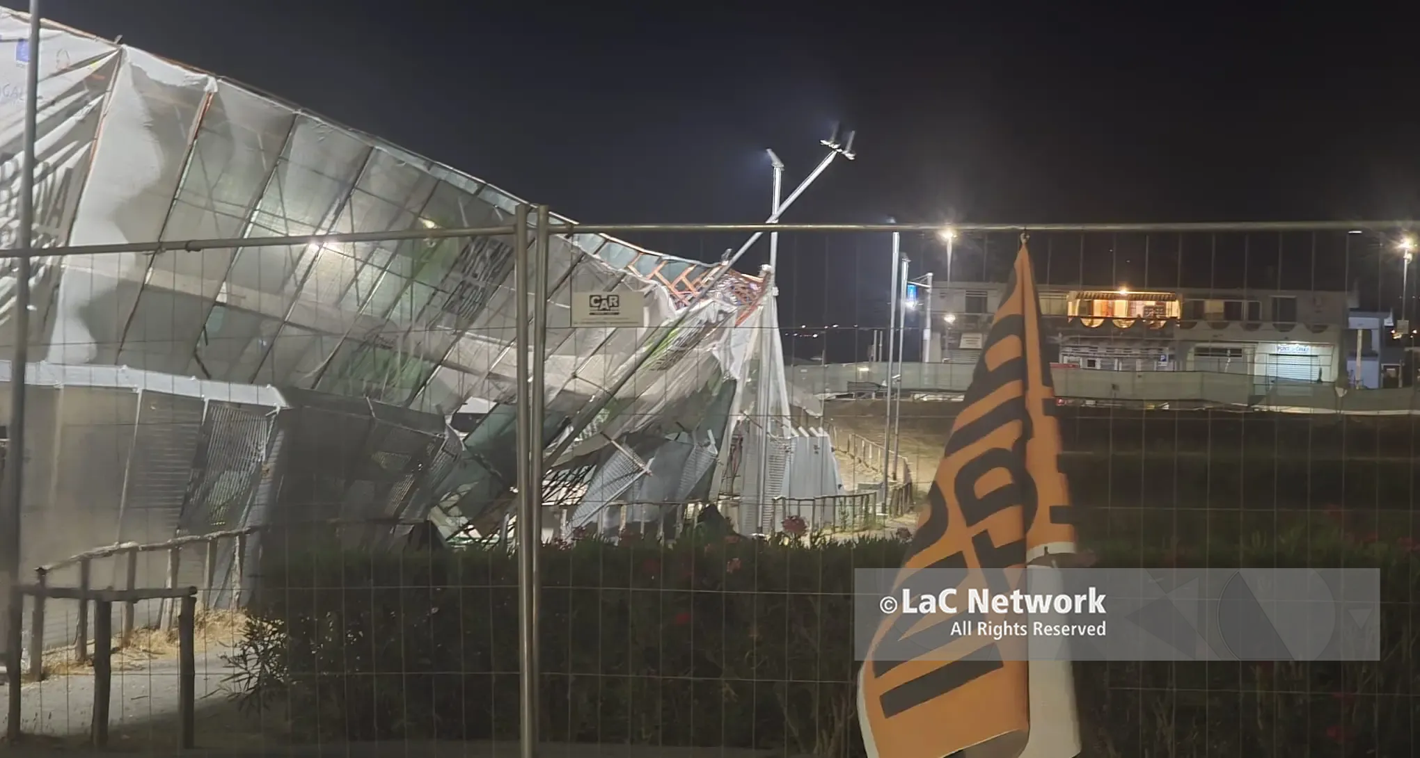 Temporale improvviso, danni all’Arena dei Cedri: recinzione piegata e cartelloni divelti\n