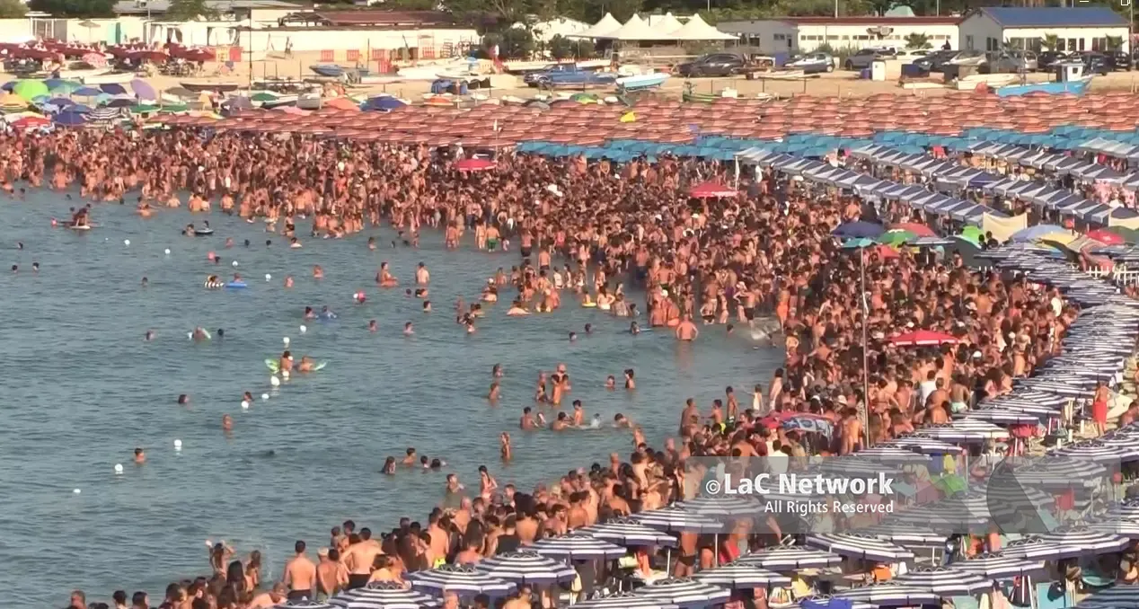 Soverato conquista i turisti: mare, eventi e prezzi accessibili, la Perla dello Ionio piace. «Qui siamo a casa»\n