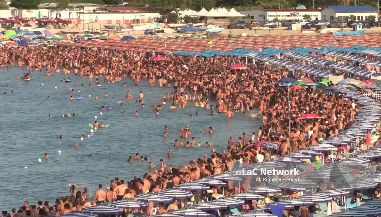 Soverato conquista i turisti: mare, eventi e prezzi accessibili, la Perla dello Ionio piace. «Qui siamo a casa»\n