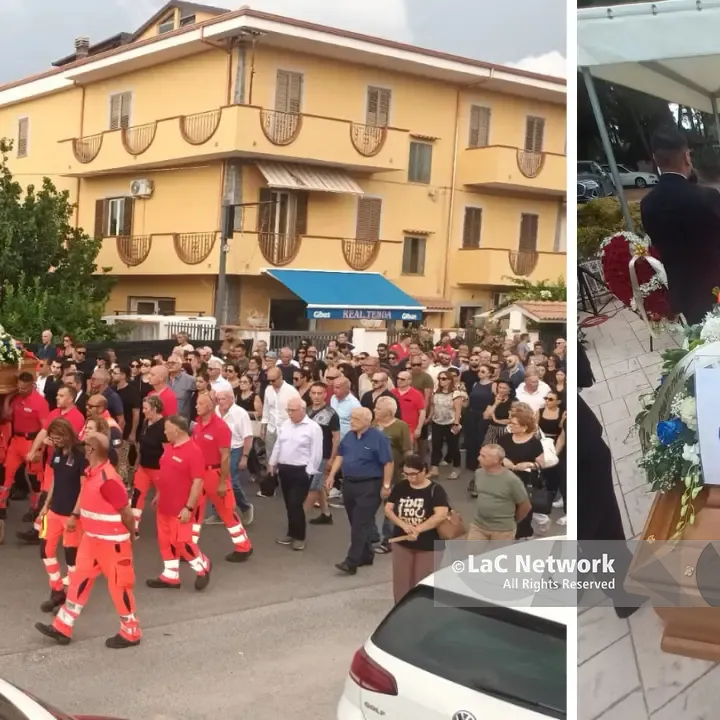 L’ultimo viaggio di Gabriele Alviano a sirene spiegate: corteo di ambulanze per i funerali dell’autista del 118 di Vibo\n