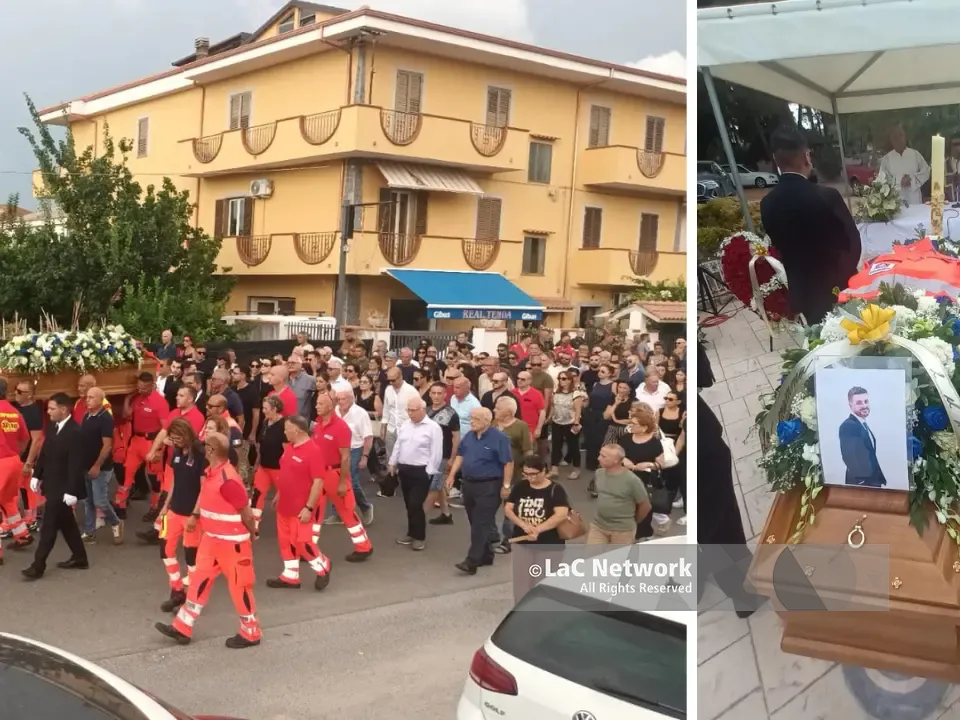 L’ultimo viaggio di Gabriele Alviano a sirene spiegate: corteo di ambulanze per i funerali dell’autista del 118 di Vibo
