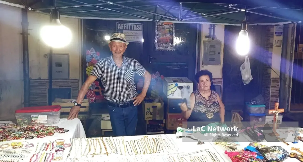 <p>San Ferdinando, 54 anni insieme tra feste e mercatini: <span style=\"color:hsl(0, 75%, 60%);\">la storia d'amore e resilienza</span> di Domenico e Giuseppina</p>