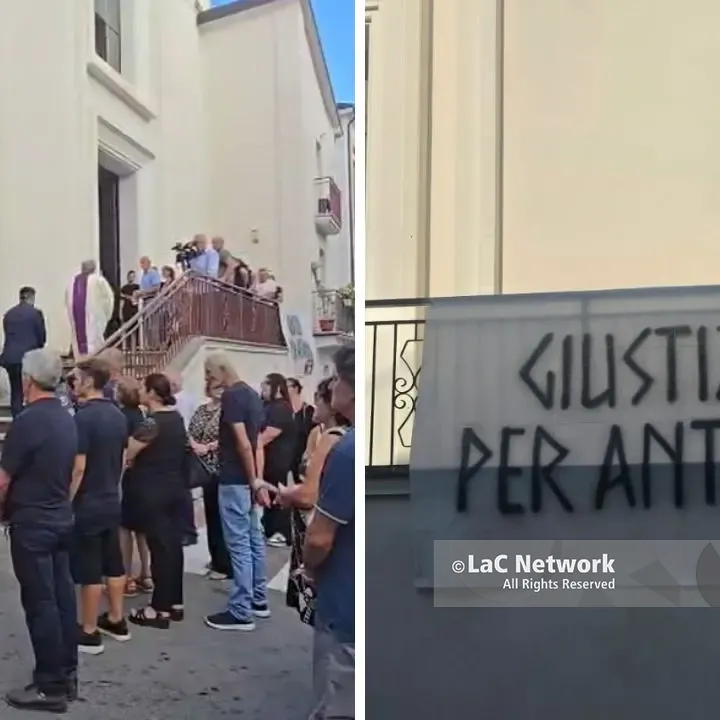 <p>L’ultimo saluto ad Antonio Perrotta, fuori dalla chiesa lo striscione «Giustizia per Antonio»</p>