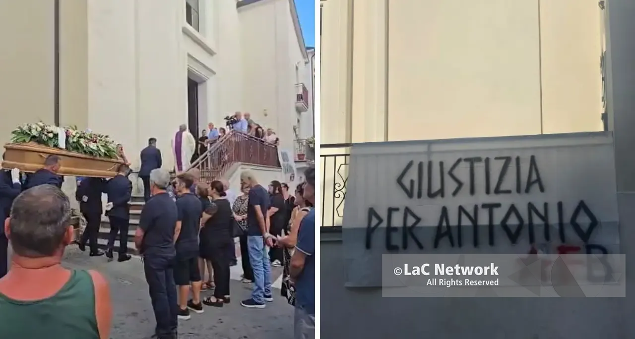 L’ultimo saluto ad Antonio Perrotta, fuori dalla chiesa lo striscione «Giustizia per Antonio»\n
