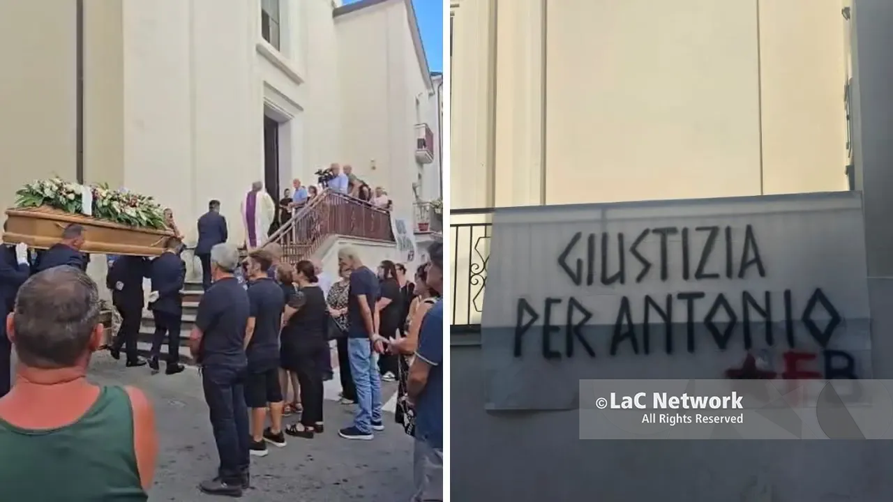 L’ultimo saluto ad Antonio Perrotta, fuori dalla chiesa lo striscione «Giustizia per Antonio»\n
