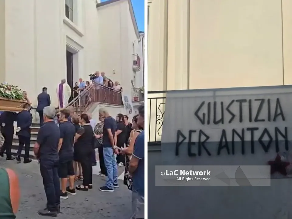 L’ultimo saluto ad Antonio Perrotta, fuori dalla chiesa lo striscione «Giustizia per Antonio»