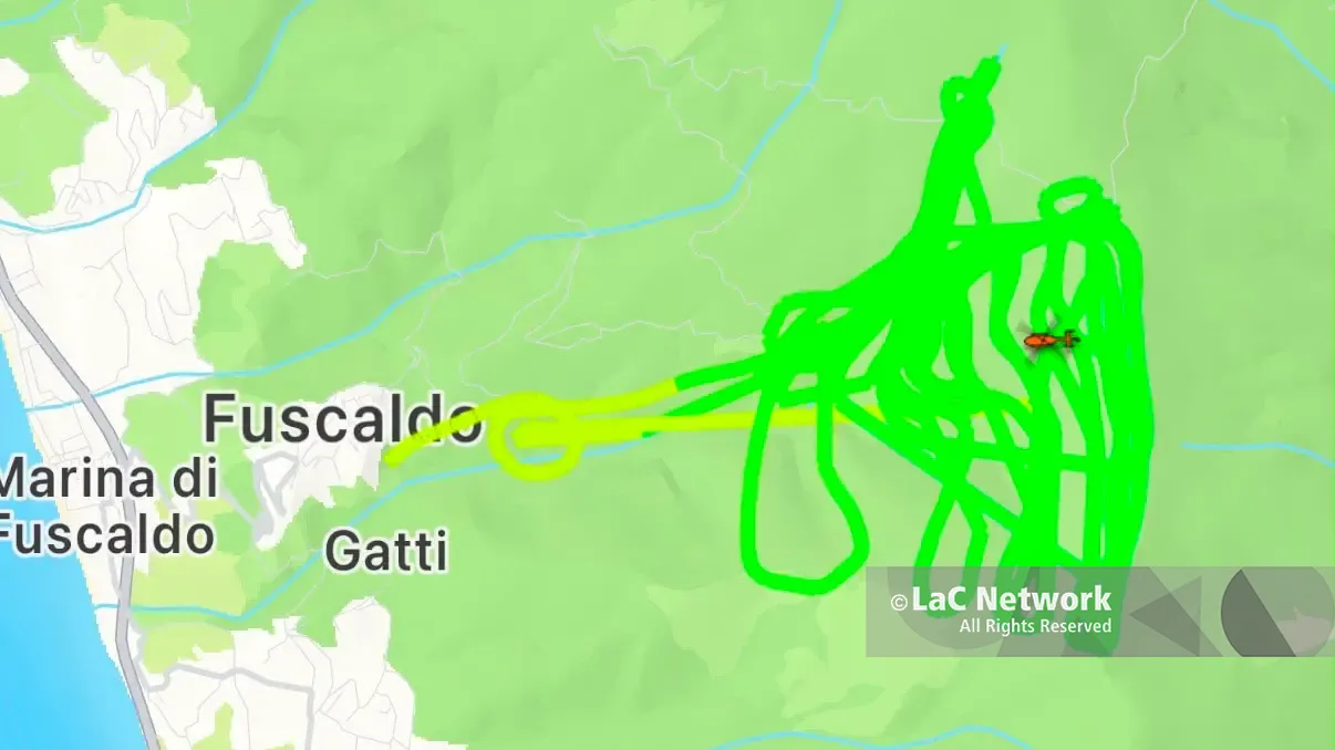L\\'immagine dell\\'elicottero che sorvola le montagne tra Fuscaldo E San Martino Di Finita