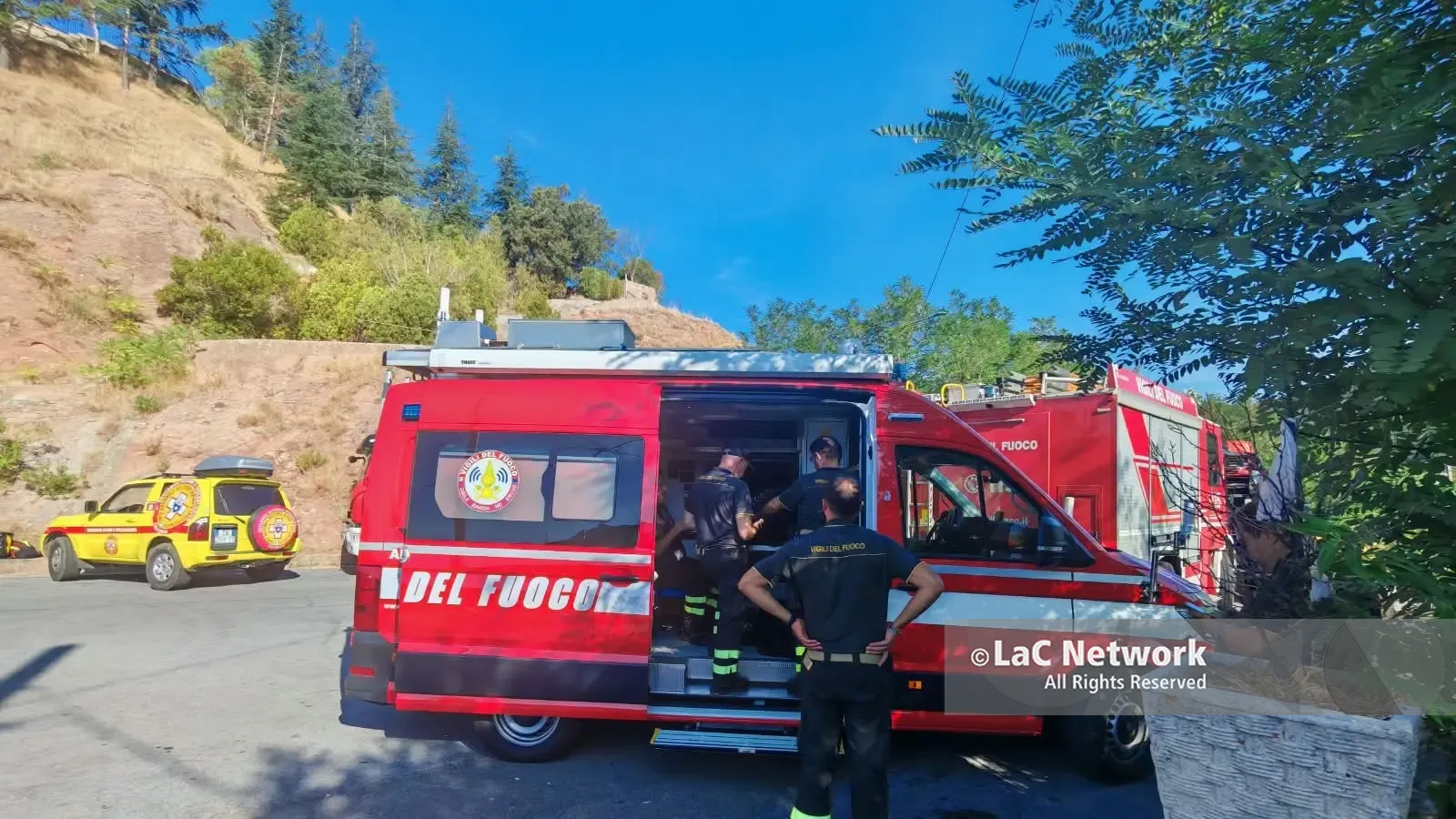 In foto, uno speciale mezzo dei vigili del uoco arrivato da Milano