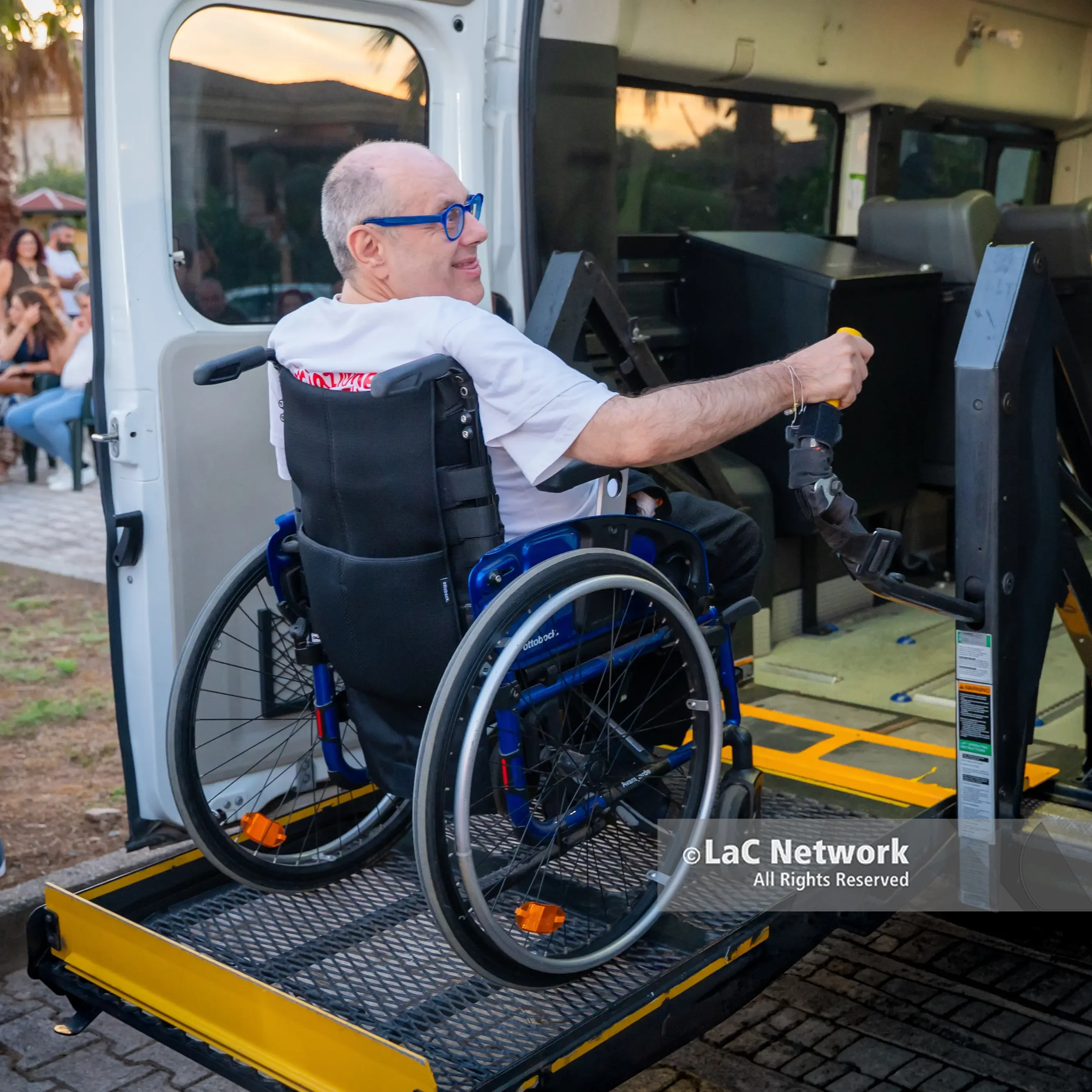 Un nuovo pulmino per Il Dono: a Jonadi parte il servizio per il trasporto delle persone con disabilità\n